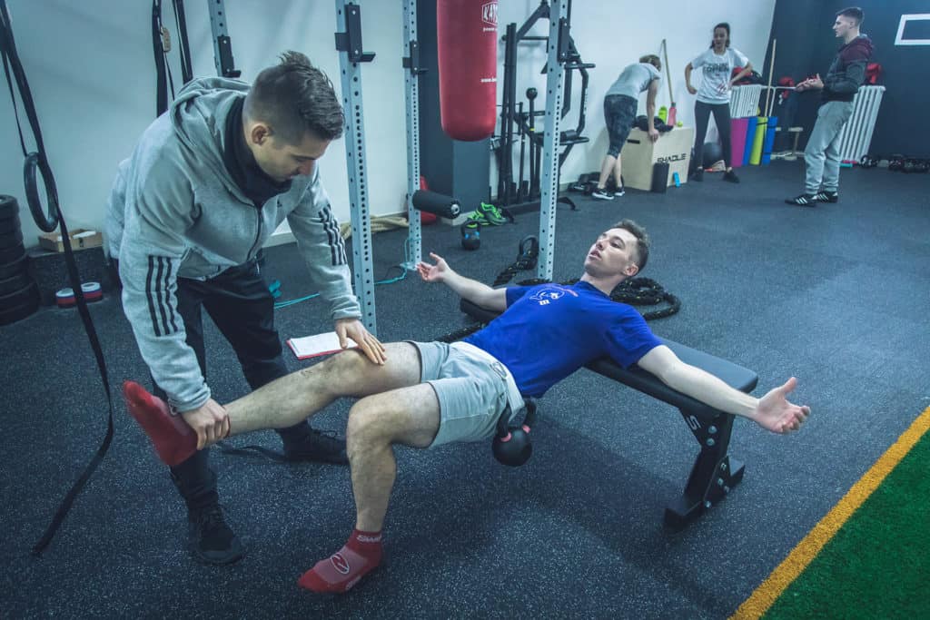 tréner tomáš považan napráva zverenca pri single leg hip thruste - individuálny tréning effort training center