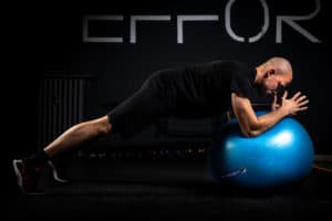 Článok - Top 3 cvičenia na brucho - tehličky a zdravie v jednom - plank na fit lopte